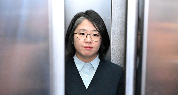 김승원 법무부 장관 후보자가 지난 3일 오전 서울 종로구 적선현대빌딩에 마련된 인사청문회 준비사무실로 출근하고 있다. [사진=곽영래 기자]