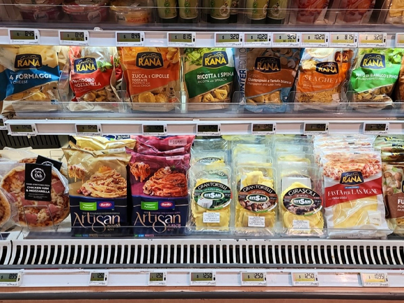 싱가포르 프리미엄 슈퍼마켓 체인 '콜드 스토리지' 매장에 입점된 아티장 파스타 제품. [사진=풀무원]
