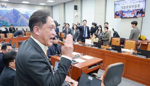 국민의힘 김태규 의원이 30일 국회 운영위원회에서 열린 국회사무처 등에 대한 국정감사에서 한병도 위원장의 의사진행에 항의하고 있다. 2026.10.30 [사진=연합뉴스]