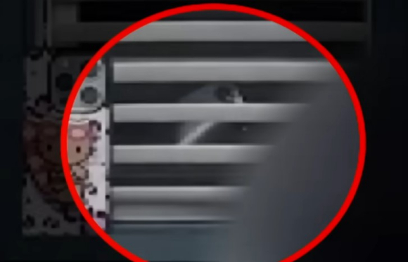 화장실 창문 밖에서 누군가 핸드폰 카메라를 들이미는 순간이 찍혔다. [사진=JTBC 사건반장 캡쳐]