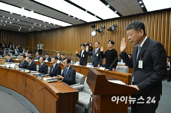 김광일 홈플러스 대표이사 겸 MBK 부회장이 18일 국회에서 열린 정무위원회 홈플러스 기업회생절차에 대한 현안 질의에서 선서를 하고 있다. [사진=곽영래 기자]