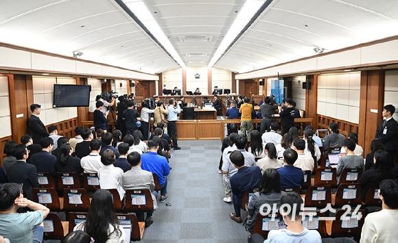윤석열 전 대통령의 배우자 김건희 여사가 24일 서울 서초동 서울중앙지법에서 열린 김 여사의 특정범죄가중처벌법상 알선수재 및 자본시장법·정치자금법 위반 등 사건 첫 재판에 출석하고 있다. [사진=사진공동취재단]