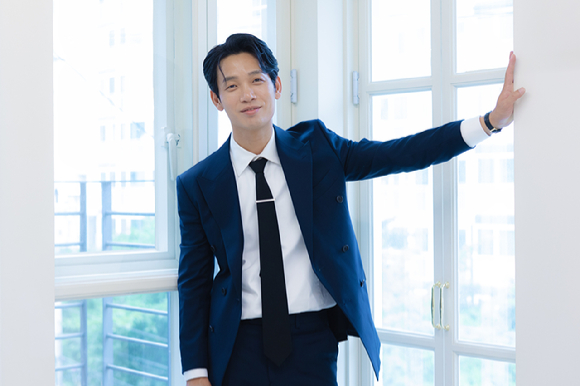 배우 김도윤이 영화 '콘크리트 유토피아'(감독 엄태화) 인터뷰에 앞서 포즈를 취하고 있다. [사진=저스트엔터테인먼트]