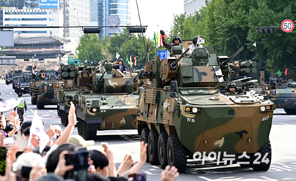 건군 76주년 국군의 날 기념행사가 1일 오후 서울 중구 광화문 거리 일대에서 진행되는 가운데 첨단 무기들이 시가행진을 벌이고 있다. [사진=곽영래 기자]