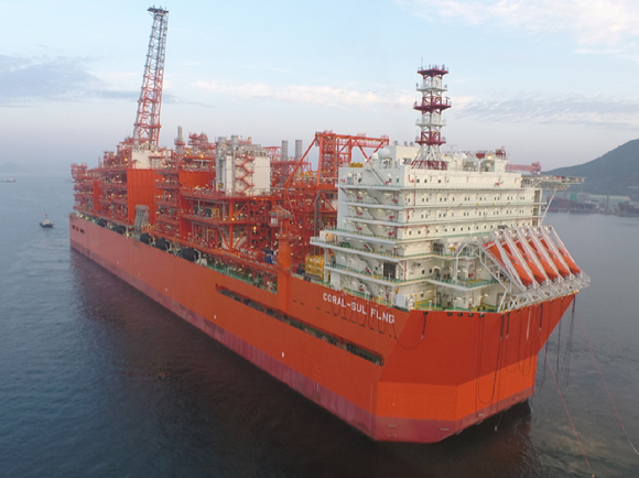 삼성중공업이 건조한 대형 부유식 액화천연가스 생산설비(FLNG). [사진=삼성중공업]