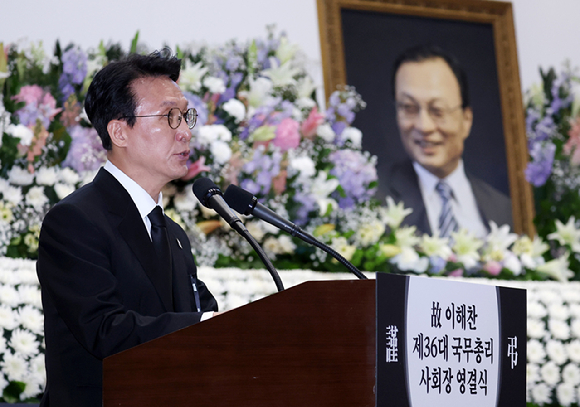 이재명 대통령이 31일 서울 여의도 국회 의원회관에서 열린 이해찬 전 국무총리 영결식에서 헌화를 마친 뒤 단상에서 내려가고 있다. 2026.1.31 [사진=연합뉴스]