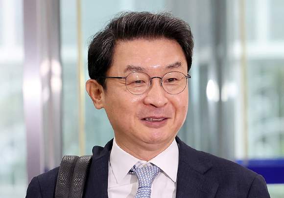 이억원 금융위원장 후보자가 14일 서울 중구 예금보험공사에 마련된 인사청문회 준비 사무실로 처음 출근하고 있다. [사진=연합뉴스]