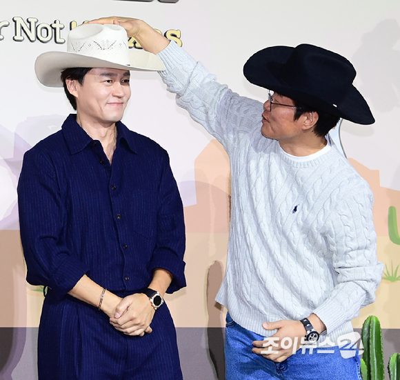 배우 이서진과 나영석 PD가 24일 오전 서울 CGV 아이파크몰에서 열린 넷플릭스 예능 '이서진의 달라달라' 제작발표회에 참석하고 있다. [사진=정소희 기자]