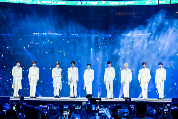 그룹 제로베이스원이 지난 1일(현지시간)부터 3일까지 미국 로스앤젤레스 크립토닷컴 아레나에서 열린 K-팝 팬&아티스트 페스티벌 '케이콘 엘에이 2025(KCON LA 2025)' 무대에서 열띤 공연을 펼치고 있다. [사진=CJ ENM]