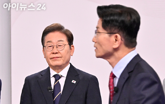 이재명 더불어민주당 대선후보(왼쪽)와 김문수 국민의힘 대선후보가 18일 서울 마포구 SBS프리즘타워에서 열린 중앙선거방송토론위원회 주관 제21대 대통령선거 후보자토론회에 참석하고 있다. [사진=국회사진취재단]