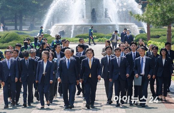 문재인 전 대통령 내외, 우원식 국회의장과 참석자들이 25일 오후 서울 여의도 국회 도서관에서 열린 4.27 판문점선언 7주년 기념식에 참석하고 있다. [사진=곽영래 기자]