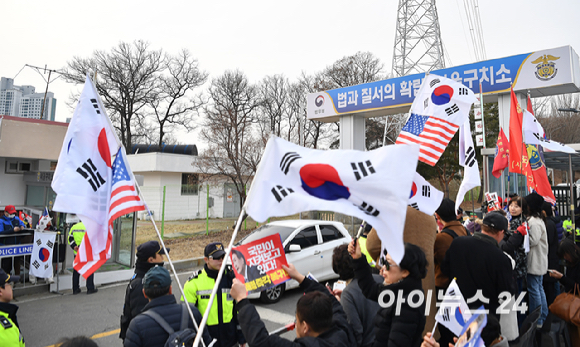 법원이 윤석열 대통령의 구속취소 청구를 인용한 7일 오후 경기도 의왕시 서울 구치소 앞에는&nbsp;윤 대통령 지지자들이&nbsp;태극기와 성조기를 들고&nbsp;윤 대통령 즉시 석방을 촉구하는&nbsp;구호를 외치고 있습니다. [사진=곽영래 기자]