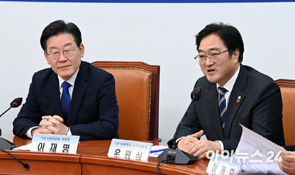 우원식 더불어민주당 의원(오른쪽)이 지난 2월 국회에서 열린 민주당 기본사회위원회 제1차 전체회의에서 인사말을 하고 있다. [사진=아이뉴스24DB]