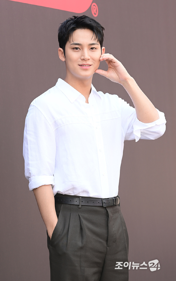 세븐틴(SEVENTEEN) 민규가 2일 오전 서울 성동구 성수동 엠엠성수에서 열린 스니커즈 에너지 스테이션 팝업 포토세션에 참석하고 있다. [사진=정소희 기자]