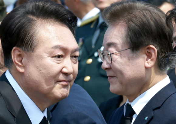 지난 2024년 6월 6일 현충일 추념식에 참석한 당시 윤석열 대통령과 이재명 더불어민주당 대표. [사진=연합뉴스]