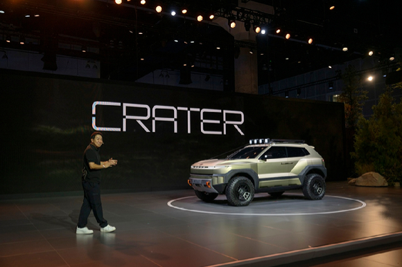 이상엽 현대제네시스글로벌디자인담당 부사장이 20일(현지시각) 미국 LA 컨벤션 센터(Los Angeles Convention Center)에서 열린 '2025 LA 오토쇼'에서 '크레이터'를 소개하고 있다. [사진=현대자동차]
