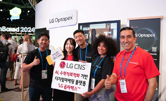 LG CNS가 미국 텍사스주 오스틴에서 열린 unBoxed 2024에 전시부스를 마련하고 'LG 옵타펙스'를 글로벌 고객들에게 처음 공개하고 있는 모습. [사진=LG CNS]