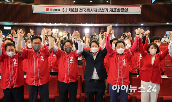 이준석 국민의힘 대표와 권성동 원내대표 등 당 지도부가 1일 오후 서울 여의도 국회도서관에 마련된 제8회 전국동시지방선거 개표상황실에서 출구조사를 지켜보며 환호하고 있다. [사진=국회사진취재단]