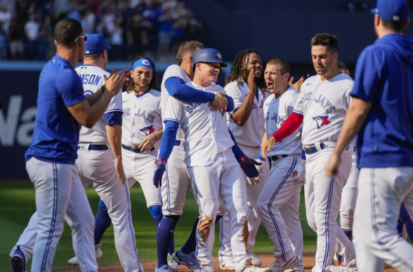 MLB 토론토 맷 채프먼이 18일(한국시간) 열린 보스턴과 홈 경기에서 9회말 끝내기 안타(2루타)를 친 뒤 팀 동료들과 함께 환호하고 있다. [사진=뉴시스]