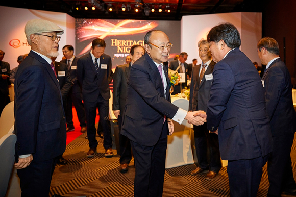 김승연 회장이 지난 16일 북일학원 퇴직교사 초청만찬에 참석한 선생님들과 인사를 하고 있다. [사진=한화]