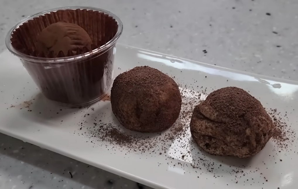 한 유튜버가 계곡에서 잡은 연가시(왼쪽)로 두쫀쿠를 만들어 화제다. [사진=유튜브 이충근 캡처]