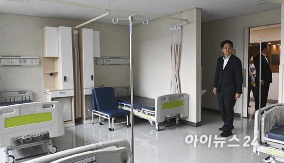 이준석 개혁신당 대선 후보가 21일 오후 경기 성남시의료원을 방문해 간담회를 마치고 의료원 내 빈 병상을 둘러보고 있다. [사진=곽영래 기자]