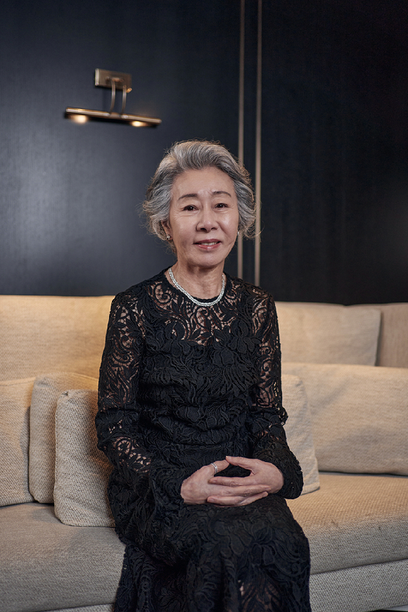 배우 윤여정이 영화 '도그데이즈'(감독 김덕민) 인터뷰에 앞서 포즈를 취하고 있다. [사진=CJ ENM]