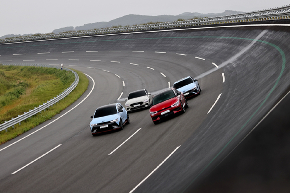 현대자동차그룹이 드라이빙 체험 시설과 첨단 주행시험장을 결합한 HMG 드라이빙 익스피리언스 센터(HMG Driving Experience Center) 2024 시즌 운영을 다음 달 5일부터 시작한다고 11일 밝혔다. 사진은 HMG 드라이빙 익스피리언스 센터를 주행하는 현대, 기아, 제네시스 차량. [사진=현대차그룹]