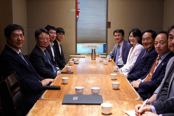 박은식 산림청장(왼쪽에서 두번째)이 29일 서울특별시 서초구에서 임업분야 정책고객 초청간담회를 주재하고 있다 [사진=산림청]