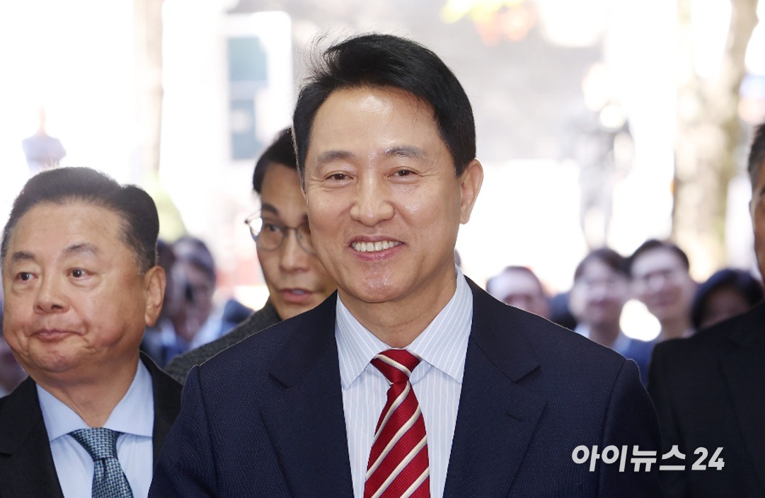 명태균 여론조사비 대납 의혹으로 재판에 넘겨진 오세훈 서울시장이 23일 오후 서울 서초구 서울고등법원에서 열린 정치자금법 위반 혐의 항소심 선고기일에 출석하고 있다. [사진=곽영래 기자]