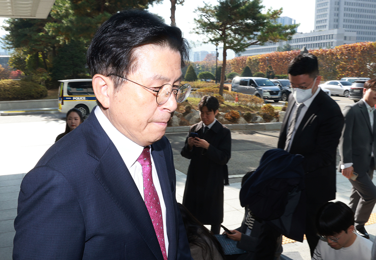 내란 선전·선동 혐의 관련 내란특검팀에 의해 체포된 황교안 전 국무총리가 12일 서울 서초구 서울고등검찰청에 마련된 내란 특검 사무실로 향하고 있다. 2025.11.12 [사진=연합뉴스]