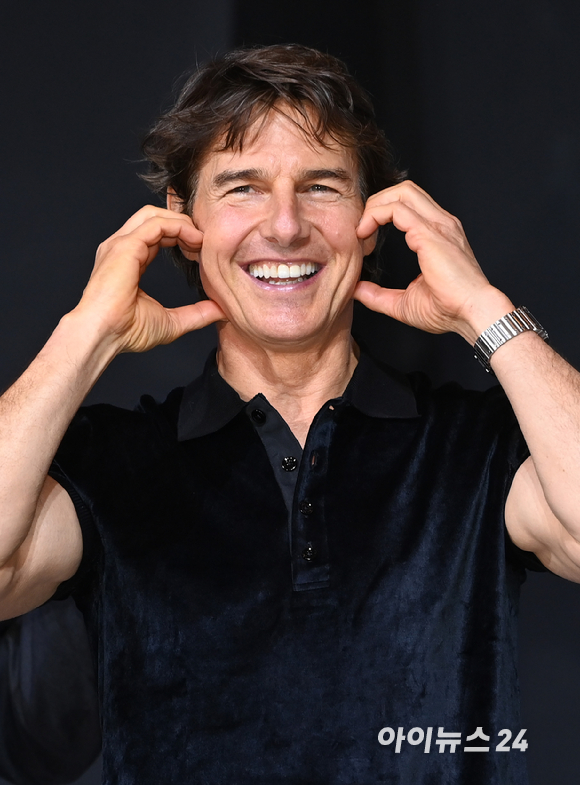 할리우드 배우 톰 크루즈가 20일 서울 송파구 잠실동 롯데호텔월드 크리스탈볼룸에서 열린 영화 '탑건: 매버릭'(감독 조셉 코신스키) 프레스 컨퍼런스에 참석해 포토타임을 갖고 있다. [사진=정소희 기자]