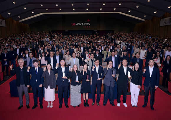 구광모 ㈜LG 대표가 16일 경기 이천 LG인화원에서 열린 LG어워즈에서 수상자들을 축하하고 있다. [사진=㈜LG]