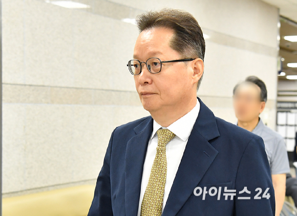 직권남용 권리행사 방해 혐의를 받는 이은우 전 한국정책방송원(KTV) 원장이 26일 서울 서초구 서울중앙지방법원에서 열린 1심 선고를 마친 후 법원을 나서고 있다. [사진=곽영래 기자]
