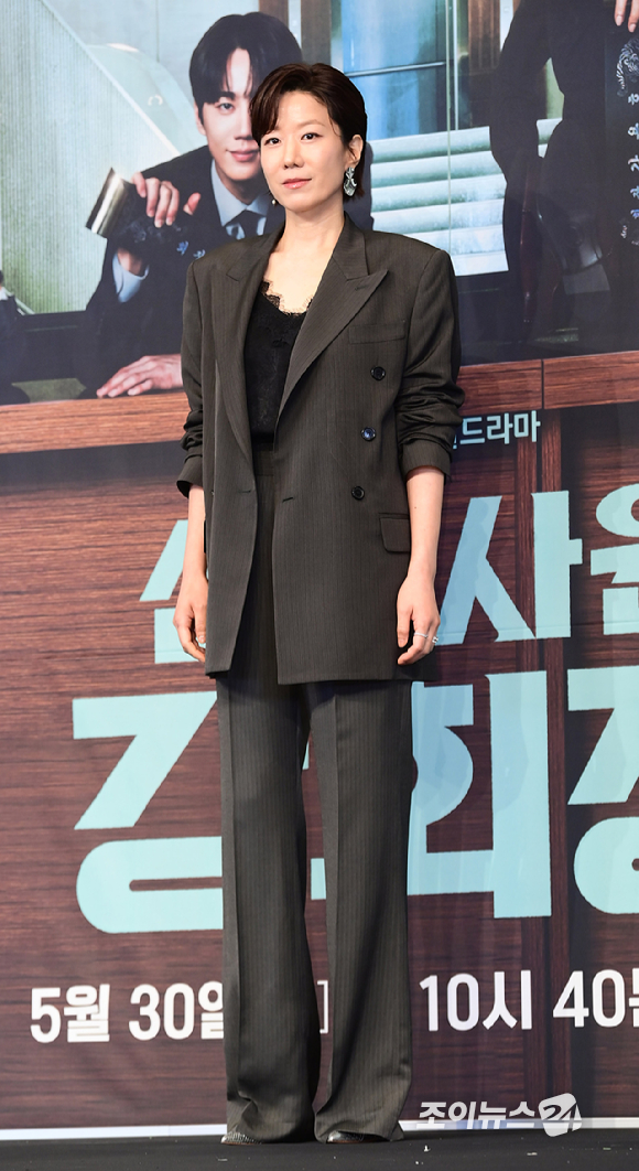 배우 전혜진이 28일 오후 서울 구로구 신도림동 더링크서울 트리뷰트 포트폴리오 호텔에서 열린 JTBC 새 토일드라마 '신입사원 강회장' 제작발표회에 참석하고 있다. [사진=정소희 기자]