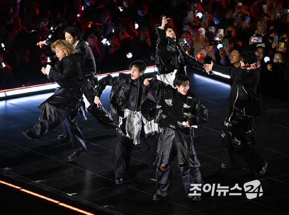 방탄소년단(BTS)이 21일 오후 서울 광화문 광장에서 정규 5집 '아리랑(ARIRANG)' 앨범 발매를 기념해 컴백 무대를 선보이고 있다. [사진=사진공동취재단]