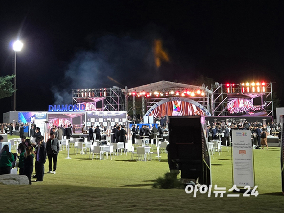 최태원 SK그룹 회장 겸 대한상공회의소 회장이 28일 경북 경주시 화랑빌리지에서 열린 APEC 2025 CEO 서밋 환영 만찬(리셉션)에서 인사말을 하고 있다. [사진=대한상공회의소]