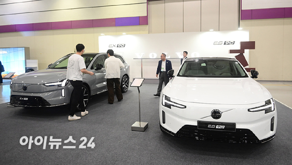 'EV 트렌드 코리아 2026'이 25일 서울 강남구 코엑스에서 열렸다. 볼보자동차코리아 부스에서 전기 세단 ES90, 전기 SUV EX90이 전시되고 있다. [사진=정소희 기자]
