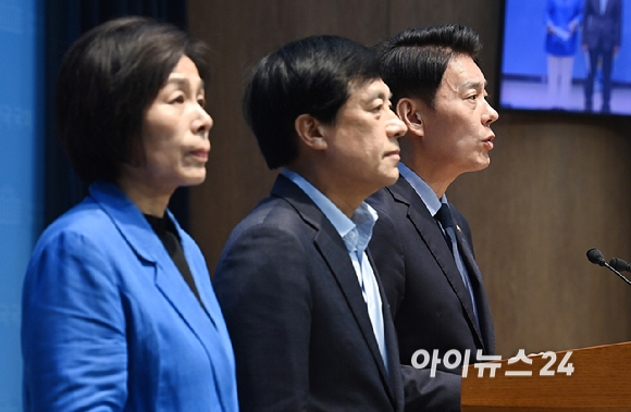 더불어민주당 최민희, 이성윤, 한민수 더불어민주당 최고위원 후보가 24일 서울 여의도 국회 소통관에서 김민석 당대표 후보의 신천지 의혹 제기 관련 기자회견을 하고 있다. [사진=곽영래 기자]