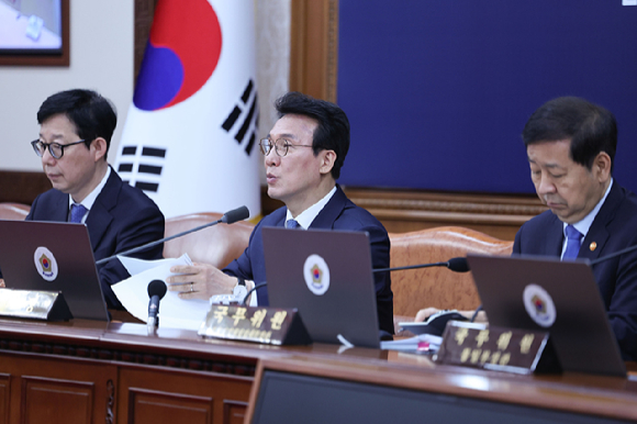 김민석 국무총리(가운데)가 선거를 앞두고 가짜뉴스에 엄정 대처할 것을 주문했다. [사진=연합뉴스]