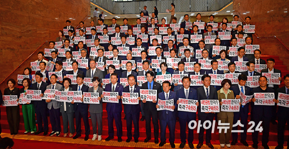 더불어민주당 정청래 대표, 김병기 원내대표 등 의원들이 14일 국회에서 한덕수 등 국무위원 내란공모 규탄 구호를 외치고 있다. [사진=곽영래 기자]