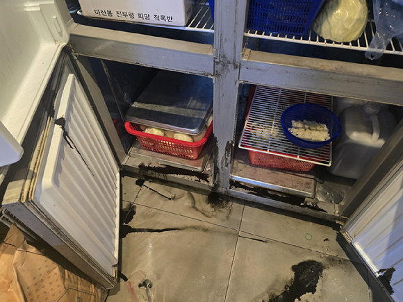 페인트 테러를 당한 중식당 외부 [사진=연합뉴스 ]