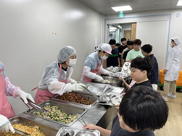 김천교육지원청이 위생․안전관리에 대한 경각심 고취를 위한 학교급식 특별 점검을 실시하고 있다. [사진=김천교육지원청]