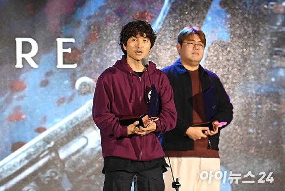 기술&middot;창작상 기획/시나리오&사운드 부분을 수상한 데브캣 김동건 대표가 12일 오후 부산 해운대구 벡스코에서 열린 '2025 대한민국 게임대상'에서 소감을 전하고 있다. [사진=곽영래 기자]