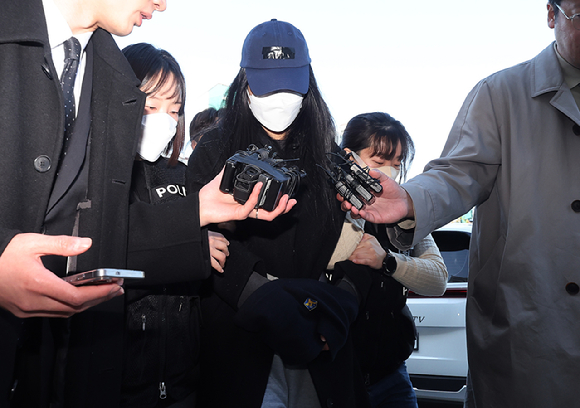 세 살배기 딸을 학대해 숨지게 한 30대 친모 A씨가 지난 19일 경기도 안산시 수원지방법원 안산지원에서 열린 구속 전 피의자 심문(영장실질심사)에 출석하고 있다. [사진=연합뉴스]