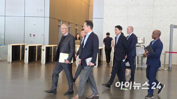 이재용 삼성전자 회장(왼쪽)과 빌게이츠 게이츠재단 이사장이 22일 서울 서초구 삼성전자 서초사옥 로비에서 함께 있는 모습. [사진=삼성전자]