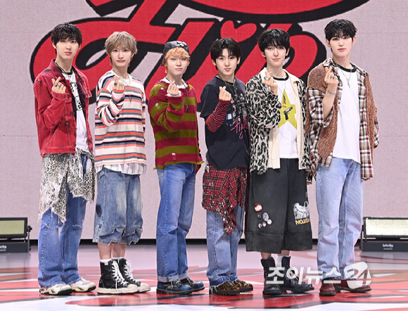 그룹 킥플립(KickFlip)이 22일 오전 서울 광진구 예스24 라이브홀에서 열린 세 번째 미니 앨범 'My First Flip'(마이 퍼스트 플립) 발매 기념 쇼케이스에서 포토타임을 갖고 있다. [사진=곽영래 기자]