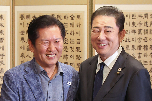 더불어민주당 정청래 대표와 김병기 원내대표가 14일 서울 종로구 총리 공관에서 열린 당·정·대(더불어민주당·정부·대통령실) 고위급 만찬회동에서 만나 밝은 표정으로 악수하고 있다. 2025.9.14 [사진=연합뉴스]