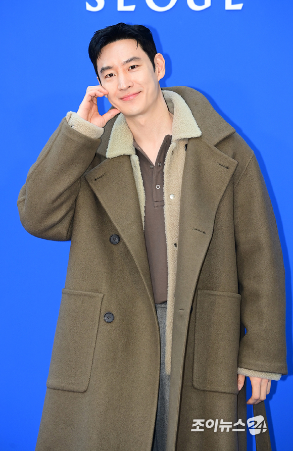 배우 이제훈이 5일 오후 서울 강남구 청담동에서 열린 타임 서울 플래그십 스토어 오픈 기념 포토월 행사에 참석하고 있다. [사진=정소희 기자]