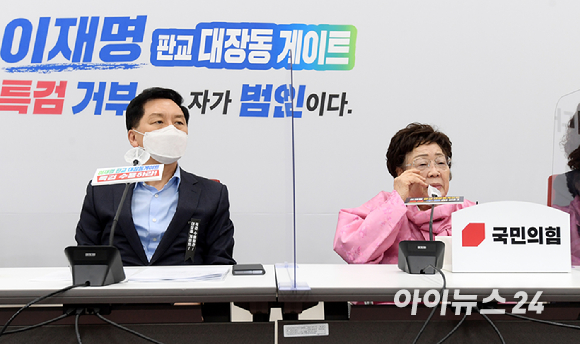 김기현 국민의힘 원내대표(왼쪽)가 1일 오후 서울 여의도 국회를 찾은 이용수 할머니와의 면담에 앞서 대화를 나누고 있다.
